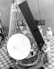 Рис. 4.2. Подготовка `Маринера-10` к установке на ракету-носитель