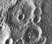 Рис. 4.6. Сильно кратерированный участок поверхности Меркурия. `Свежий` кратер диаметром 12 км
(немного левее середины снимка) имеет центральную горку, которая хорошо знакома по лунным фотографиям.
На расстоянии 1/5 поперечника кратера вниз и вправо находится 1,5-километровый кратер Хан Кол
(Hun Kal, что означает