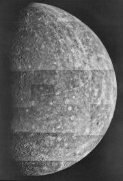 Рис. 4.8. Мозаика из фотографий поверхности Меркурия, составленная по результатам первого пролета
`Маринера-10` вблизи планеты 29 марта 1974 г.