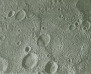 Рис. 4.10. Участок поверхности Меркурия с характерным
для этой планеты образованием - эскарпом (уступом), протянувшимся с севера на юг
