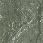 Рис. 4.11. Участок Меркурия размером 200 х 200 км с
эскарпом (вдоль правой границы снимка). Фото: MESSENGER, NASA