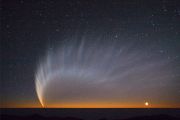 ���. 14.18.   ������  �������   (�/2006  PI   McNaught),   ������������������ 19 ������ 2007 �. � ���� ������-������� (���������� ����� ������������, ����). � ������ ������ ��������� ����� ��������. ����: ESO